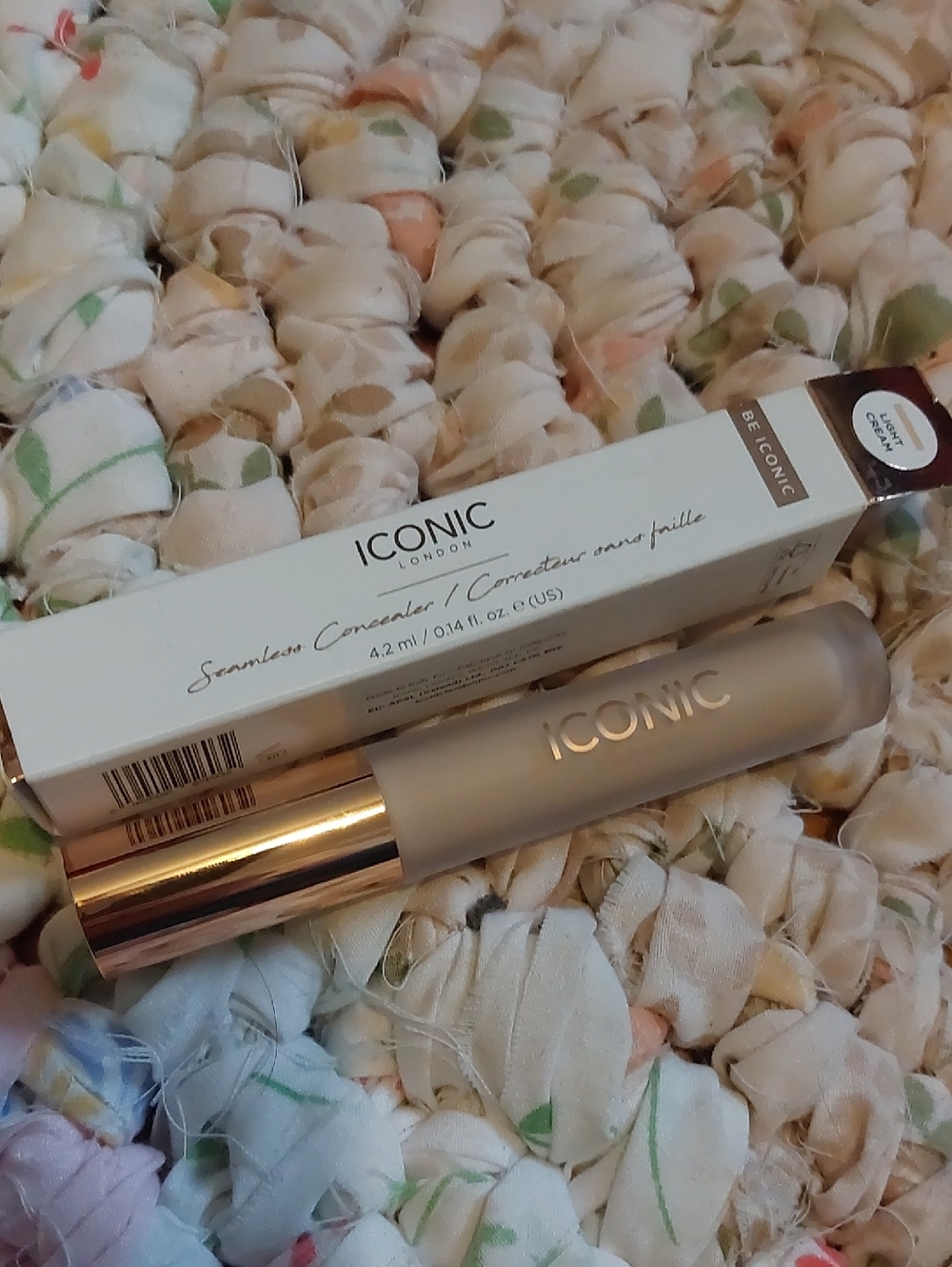 Iconic London Seamless Concealer In LIGHT